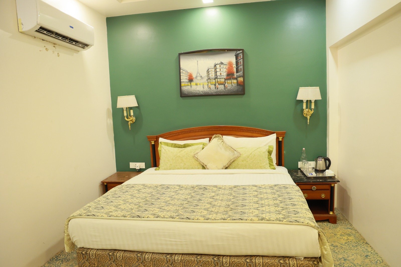 Deluxe Room Bedding
